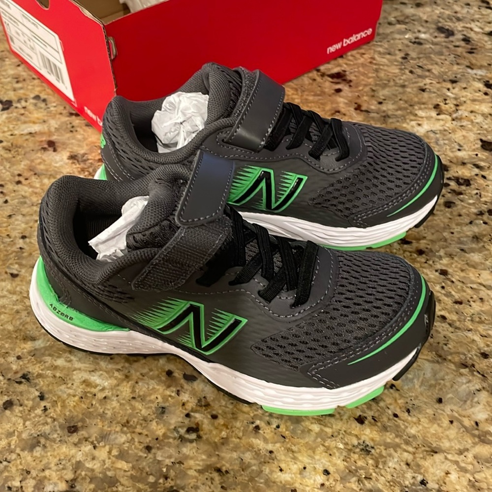 Boys 11 wide New Balance Kid's 680 V6 Hook and Loop Running Shoe